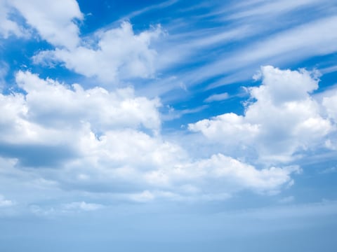 Wolken en opklaringen in Utrecht in de nacht