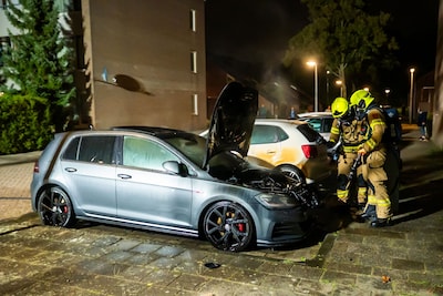 Autobrand op parkeerplaats in Arnhemse Cuijkstraat