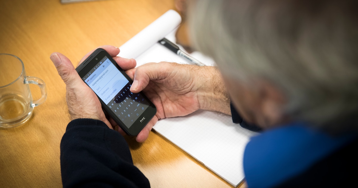 Computervraagdagen in Albrandswaard bieden senioren hulp bij whatsappen, beeldbellen en meer