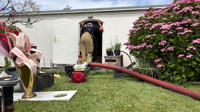 Woonark bij Vinkeveense Plassen loopt vol met water, brandweer kan zinken voorkomen
