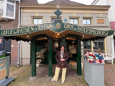 In deze eeuwenoude hoefsmederij heeft Marleen een winkel, koffiezaak én museum: ‘Op 23 vierkante met
