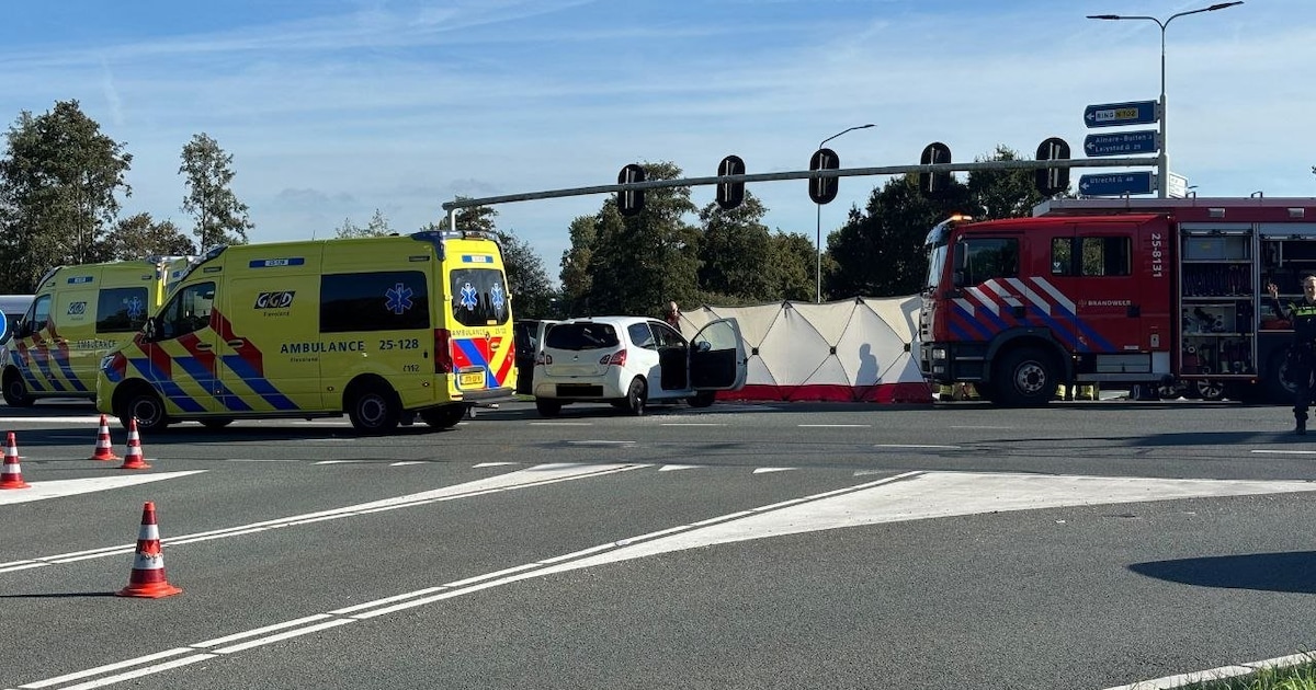 Motorrijder geraakt bij botsing met auto in Almere