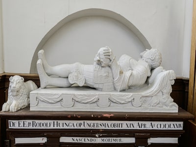 Restauratie praalgraf Rudolf Huinga in Uithuizermeeden