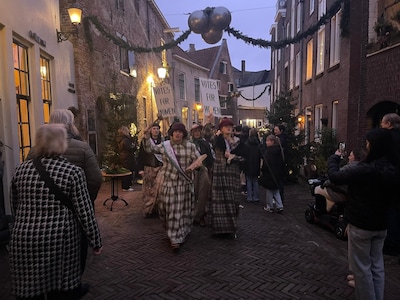 LIVE Dickens Festijn | Organisatie: ‘Minder bezoekers dan eerdere jaren’ • Laatste mensen schuifelen