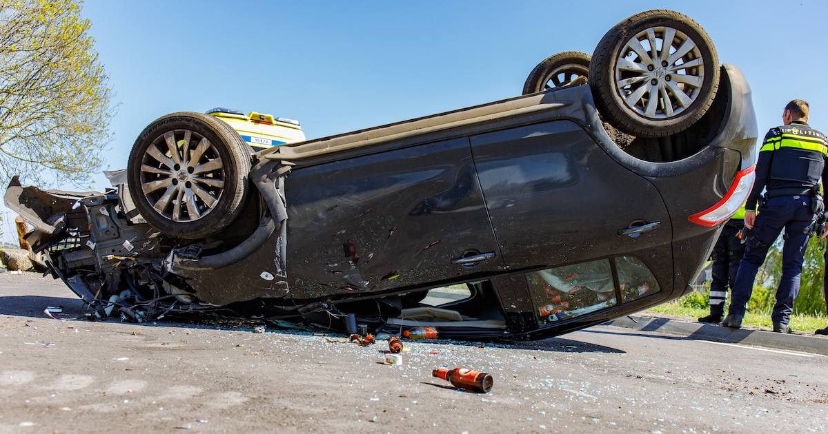 Bestuurder verliest controle: auto belandt op zijn kop in Leimuiden