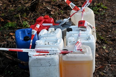 Jerrycans vol onbekende vloeistoffen aangetroffen in Oisterwijk