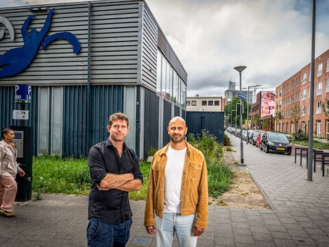 Wijkraadslid Awais Hassan (rechts) voor het oude zwembad. Hier moet een groot, elektrisch verdeelstation komen. 