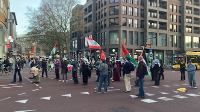 Busverkeer in hartje Utrecht gestremd door spontane demonstratie voor Iran, Libanon en Gaza