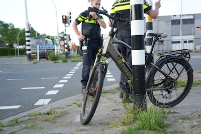 Botsing fietser met busje op kruising in Zwolle, fietser ongedeerd