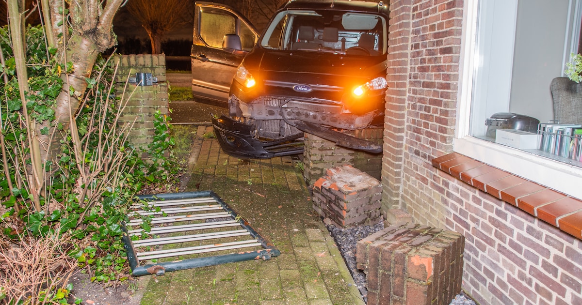 Bestelbus rijdt bijna huis binnen na aanrijding met auto, maar stuit op muurtje