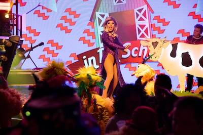 Lampegat Pride voelt als een oud bruin café, maar dan met glitter, drags en Roy Donders