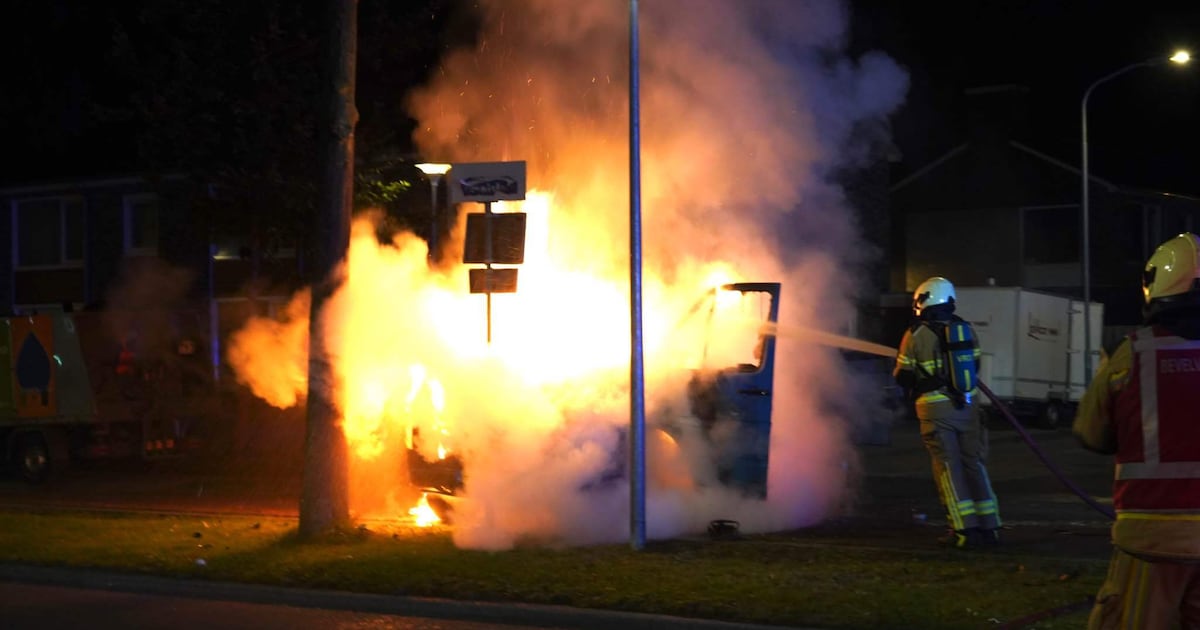 Bakwagen verwoest door brand in Assen, politie vermoedt brandstichting