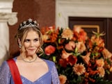 Amalia steelt de show met blauwe capejurk bij staatsbanket