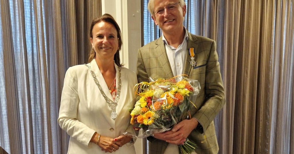 Burgemeester van Voorschoten reikt onderscheiding uit aan Nick van Dasselaar