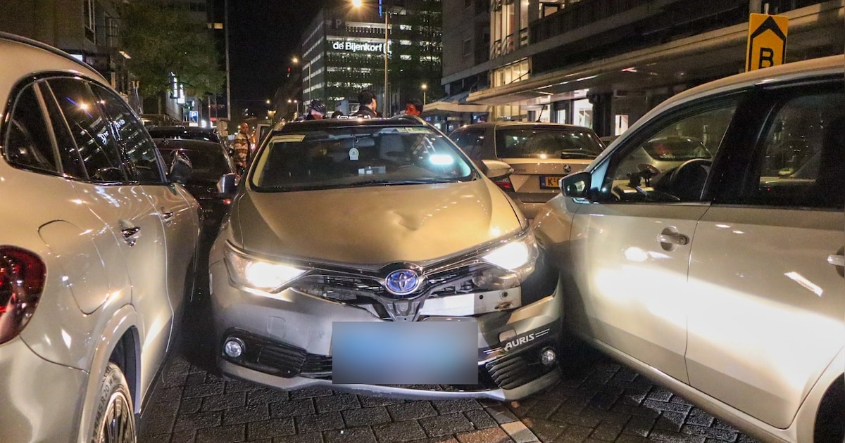 Taxi rijdt meters tegen verkeer in en zorgt voor grote schade in centrum Rotterdam