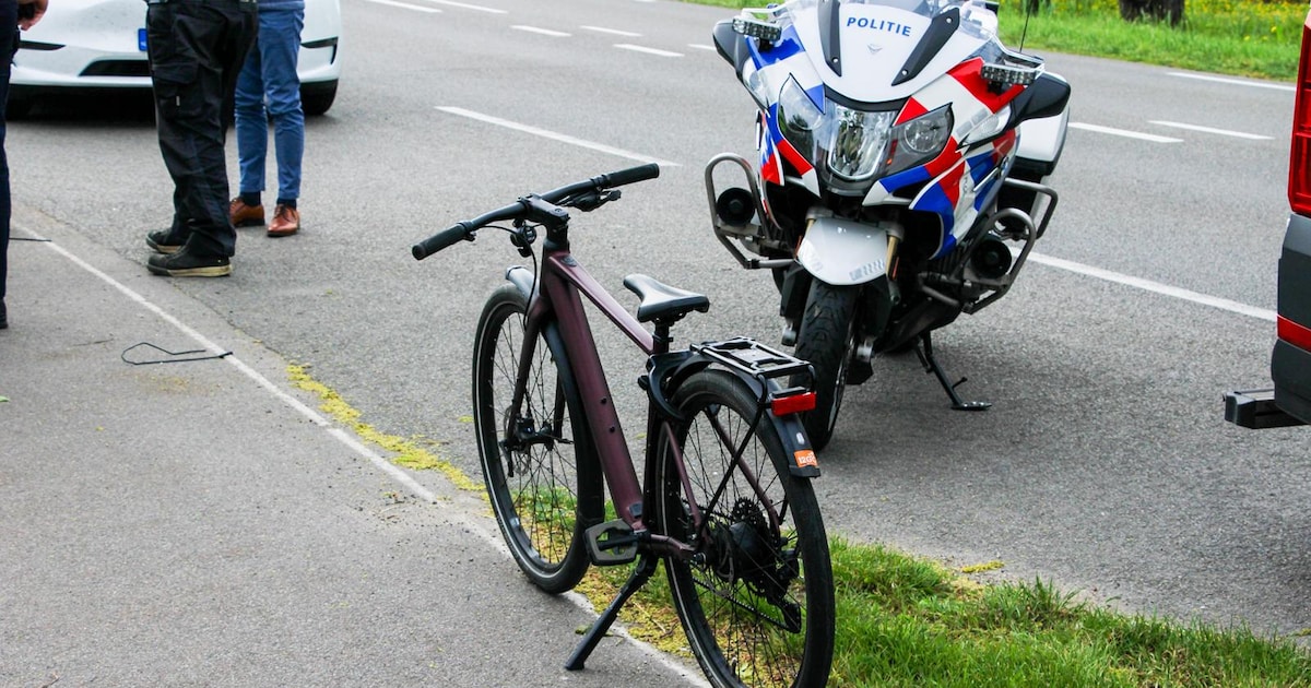 Fietser gewond na botsing met bestelbus op de Hoogeveenseweg in Hazerswoude-Dorp