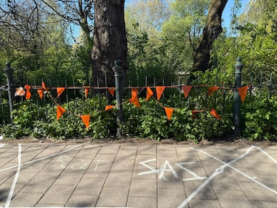 Mystery: what do these barriers near Sarphatipark mean just before King's Day?