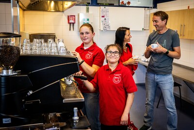 Jongeren met verstandelijke beperking groeien hier uit tot barista-experts: ‘We vieren wat ze wél kunnen’