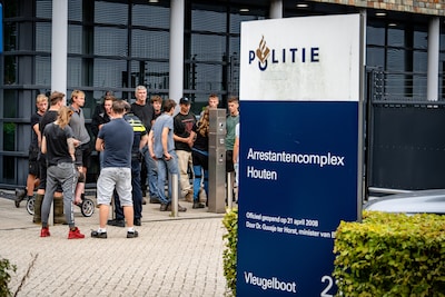 Twintig boeren verzamelen zich bij cellencomplex Houten na aanhoudingen langs A2