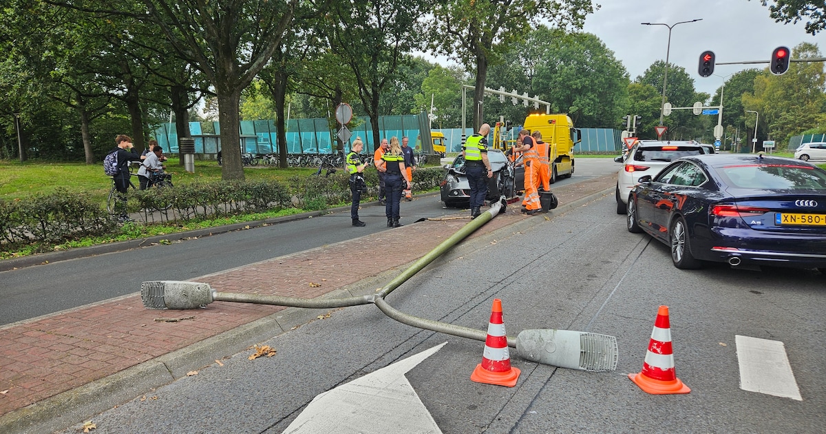Automobilist raast over vluchtheuvel en ramt lantaarnpaal uit de grond in Assen