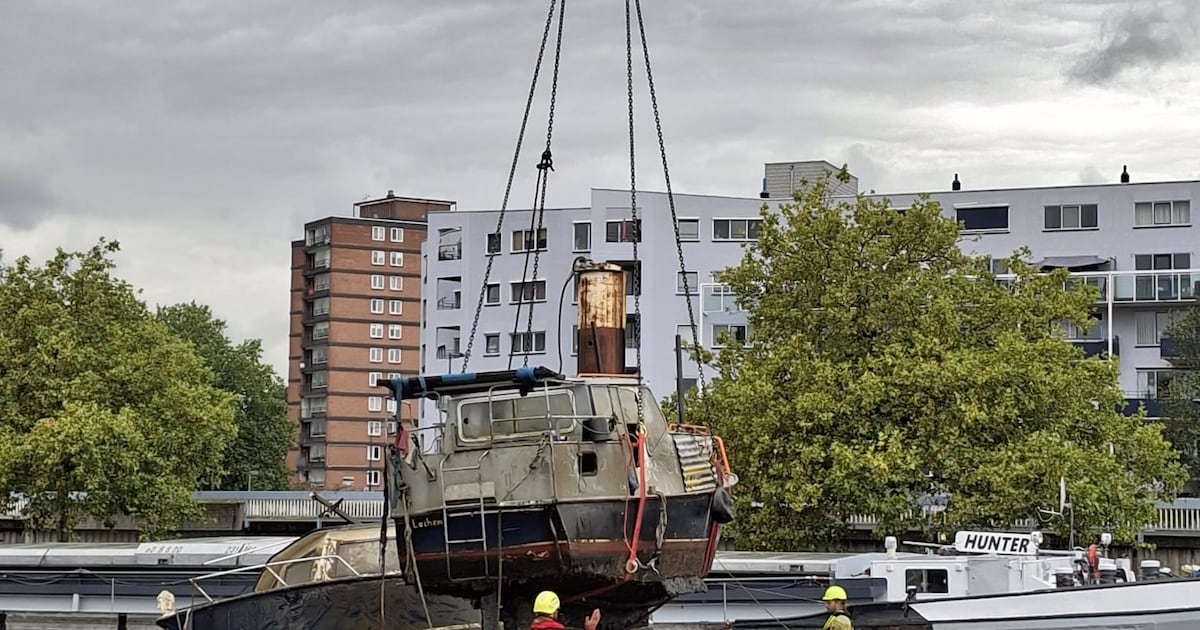 Gemeente Schiedam laat vier wrakboten uit haven verwijderen