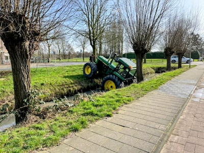 Tractor in Meteren rijdt achterstevoren de sloot in