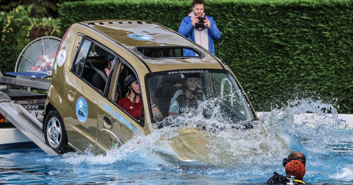 Hoe kom je uit een zinkende auto? Verslaggever Karin weet voor de training al: ‘Dit ga ik niet leuk 