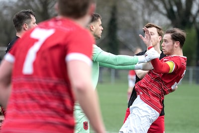 Explosie van vreugde én woede na zondagsschot: ‘Waar gaat dit over? Het is maar de vierde klasse’