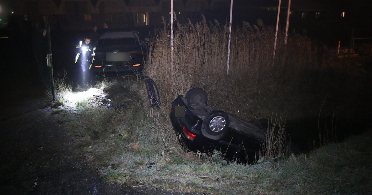 Auto op zijn kop in de sloot na botsing in Moerkapelle