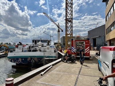 Brand breekt uit op vrachtschip in Werkendam