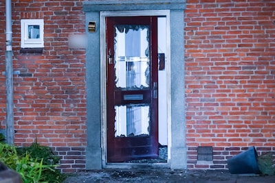 Voordeur zwaar beschadigd door explosie in Apeldoorn, bewoonster ongedeerd