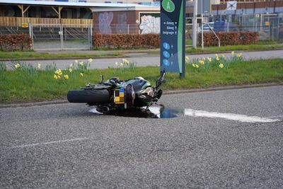Fietser en motorrijder gewond na botsing op Blaloweg in Zwolle