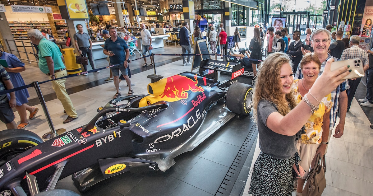 Auto van Max Verstappen te zien in winkelcentrum: ‘Hij is groter dan ik ...