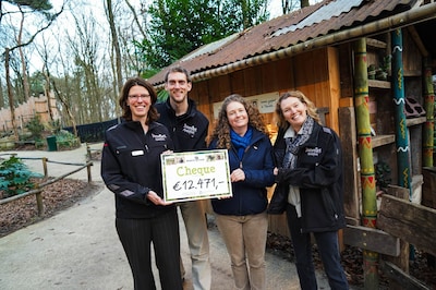 Jane Goodall Instituut ontvangt cheque van Dierenpark Amersfoort