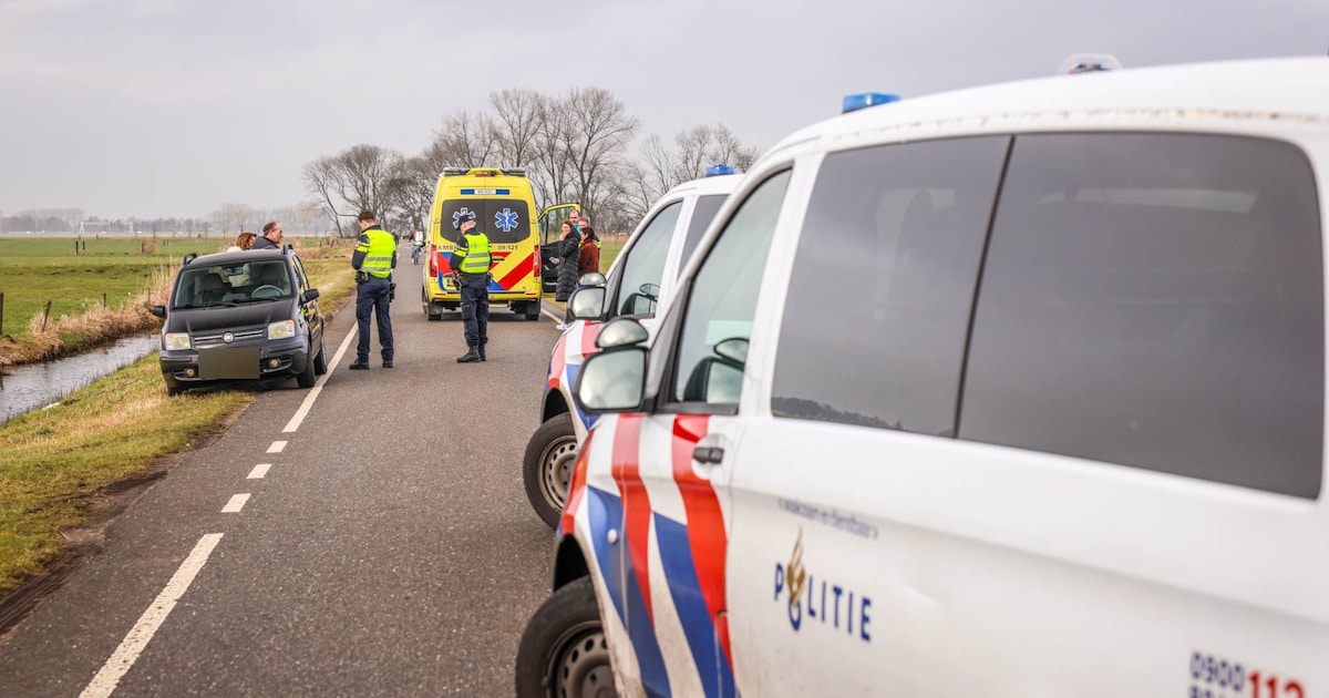 Fietser gewond na botsing met geparkeerde auto op Slaagseweg in Hoogland