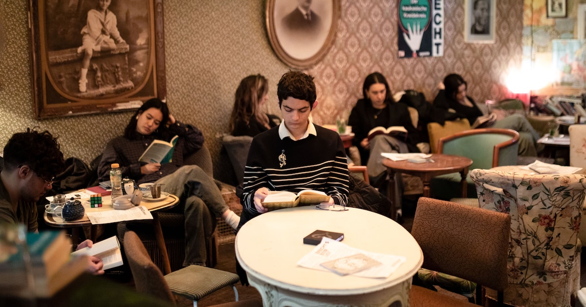 Jongvolwassenen ontmoeten elkaar offline bij 'Vliegtuigstand Sessies' in Kudelstaart