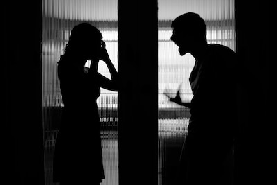 Nadat ze zelf voorstelde de prostitutie in te gaan, breekt de hel los: klappen, dwangmatige controle