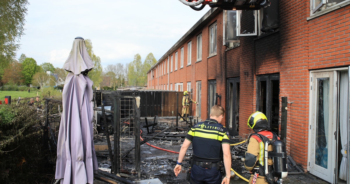 Twee woningen onbewoonbaar door brand, politie doet onderzoek: ‘Gelukkig zijn de bewoners ongedeerd’