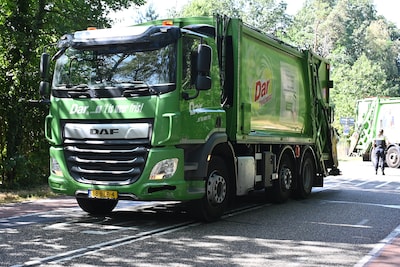 Vrijwilliger (70) die van vuilniswagen viel tijdens ophalen oud papier overleden