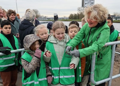 Schoolkinderen openen Vrijheidspad langs Gouwekanaal in Gouda