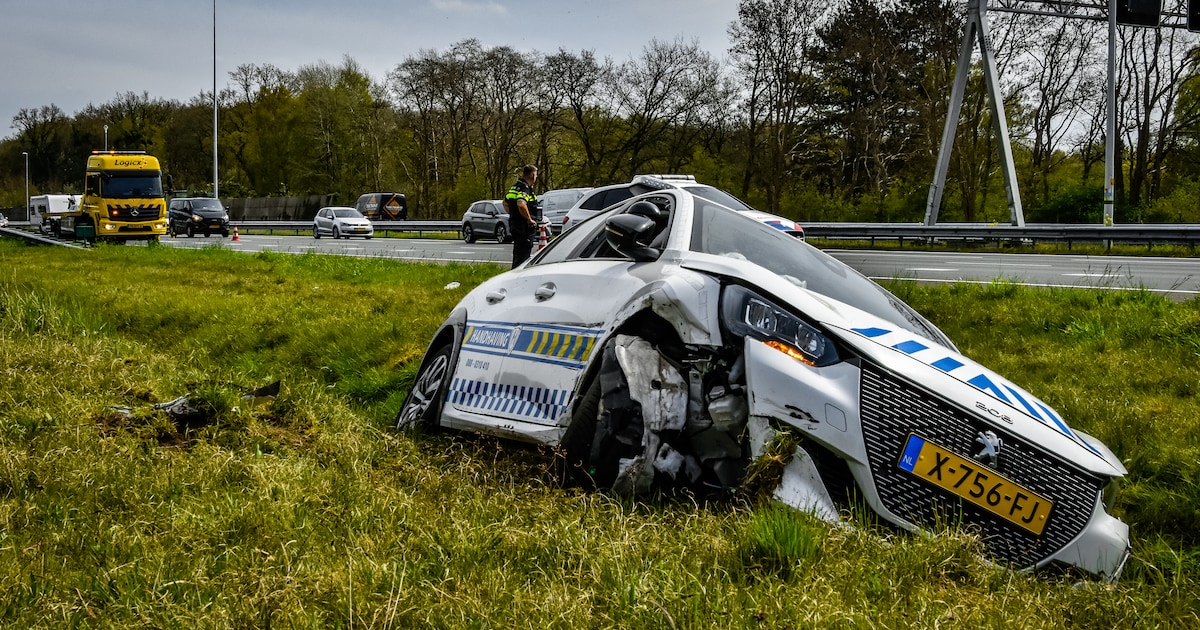 Auto van handhaving raakt van de snelweg en rijdt berm van A12 in bij Maarn