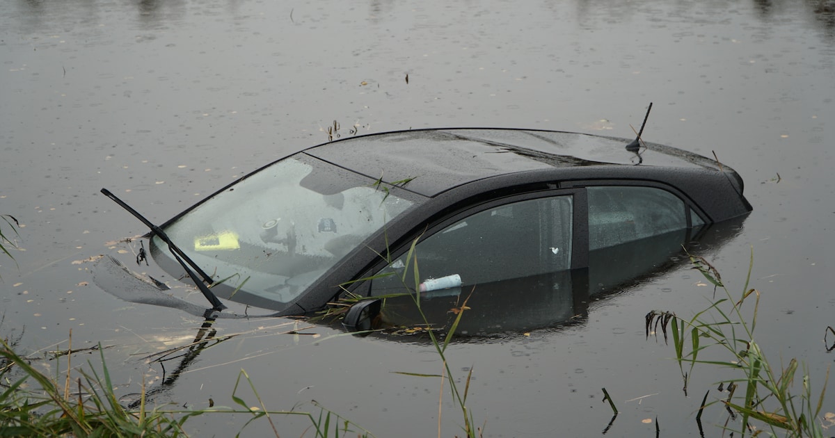 Auto belandt in water langs de A7 in Heerenveen