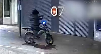 Jongen op fatbike beschiet zaak op de Kruisstraat in Eindhoven, niemand ziet het... dus keert hij te