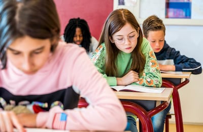 Opinie: ‘Maak boeken, pen en papier weer de norm in het onderwijs’