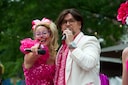 lopers-feesten-tijdens-de-intocht-op-roze-woensdag-foto-ad-nl