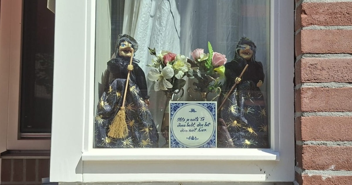 Deze Goudse vensterbanken zijn kleine kunstwerkjes: van bobbleheads tot Barbies op het strand