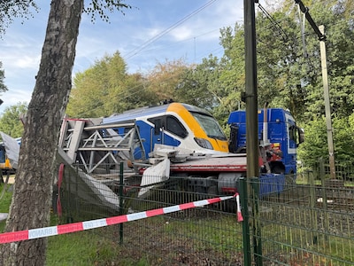 Trein botst op vrachtwagen met betonplaten: enorme ravage op spoor in Ermelo