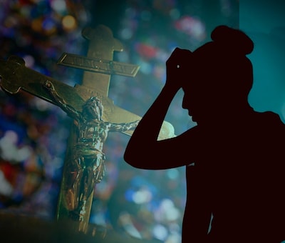 Truus W. belt huilend kerken op voor hulp en die trappen erin: celstraf dreigt, hulp blijft nog uit