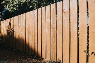 Man (39) stak schuttingen in brand in Sint Willebrord en werd daarna het dorp uit gepest