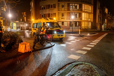 Maaltijdbezorger aangereden op de Singel in Deventer, automobilist rijdt door